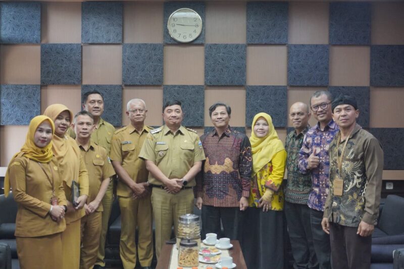 Pemerintah Kabupaten (Pemkab) Garut terus berupaya meningkatkan kualitas dan jangkauan layanan kesehatan bagi masyarakat.Langkah tersebut dibahas dalam agenda kunjungan kerja Direktur Utama Rumah Sakit Paru Dr. H. A. Rotinsulu yang diterima langsung oleh Bupati Garut, Abdusy Syakur Amin, di Kantor Bupati Garut, Jalan Pembangunan, Kecamatan Tarogong Kidul, Selasa (28/7/2026).