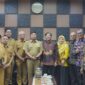 Pemerintah Kabupaten (Pemkab) Garut terus berupaya meningkatkan kualitas dan jangkauan layanan kesehatan bagi masyarakat.Langkah tersebut dibahas dalam agenda kunjungan kerja Direktur Utama Rumah Sakit Paru Dr. H. A. Rotinsulu yang diterima langsung oleh Bupati Garut, Abdusy Syakur Amin, di Kantor Bupati Garut, Jalan Pembangunan, Kecamatan Tarogong Kidul, Selasa (28/7/2026).