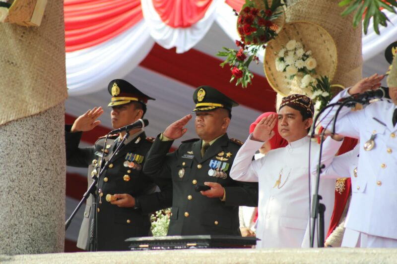 Komandan Kodim (Dandim) 0611/Garut Letkol Inf. Fahrisal Efendi Sinaga, S.I.P., menghadiri Upacara Peringatan Hari Ulang Tahun (HUT) ke-81 Proklamasi Kemerdekaan Republik Indonesia tingkat Kabupaten Garut di Lapangan Otista Alun-alun Garut, Jalan A.M. Yani No. 22, Kecamatan Garut Kota, Senin (17/8/2026) pagi.