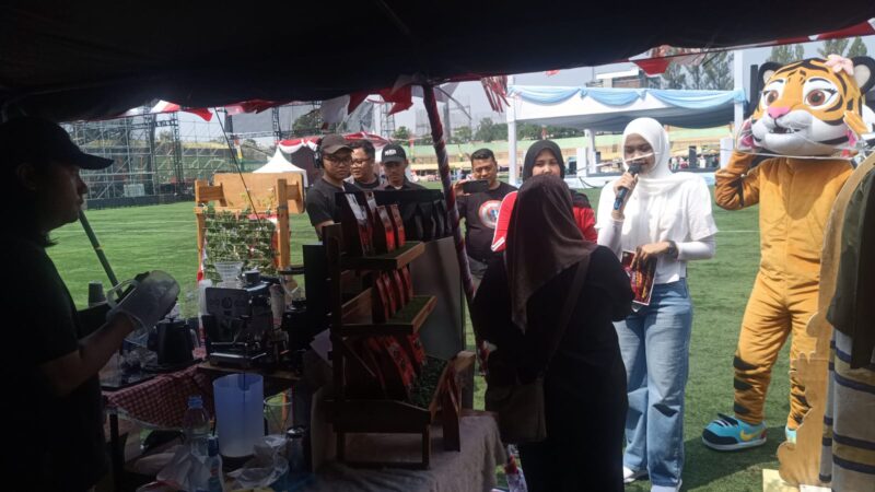 Bandung-Semangat kemerdekaan tidak hanya diwujudkan melalui upacara dan seremoni, tetapi juga melalui penguatan ekonomi kerakyatan. Hal itu terlihat dalam kegiatan Semarak Kemerdekaan Siliwangi 2026 yang digelar di Stadion Siliwangi, Bandung, Selasa (18/8/2026).
