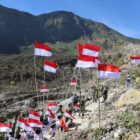 Dalam rangka memeriahkan Peringatan HUT ke-81 Kemerdekaan Republik Indonesia, dilaksanakan kegiatan megah Pembentangan Bendera Merah Putih sepanjang 1.000 meter serta pemasangan 1.000 bendera kecil di sepanjang bibir Kawah Gunung Papandayan, Kecamatan Cisurupan, Kabupaten Garut, Selasa (18/8). Komandan Kodim 0611/Garut Letkol Inf. Fahrisal Efendi Sinaga, S.I.P., bertindak selaku Koordinator Lapangan yang memastikan seluruh rangkaian kegiatan berjalan tertib, aman, dan lancar. 