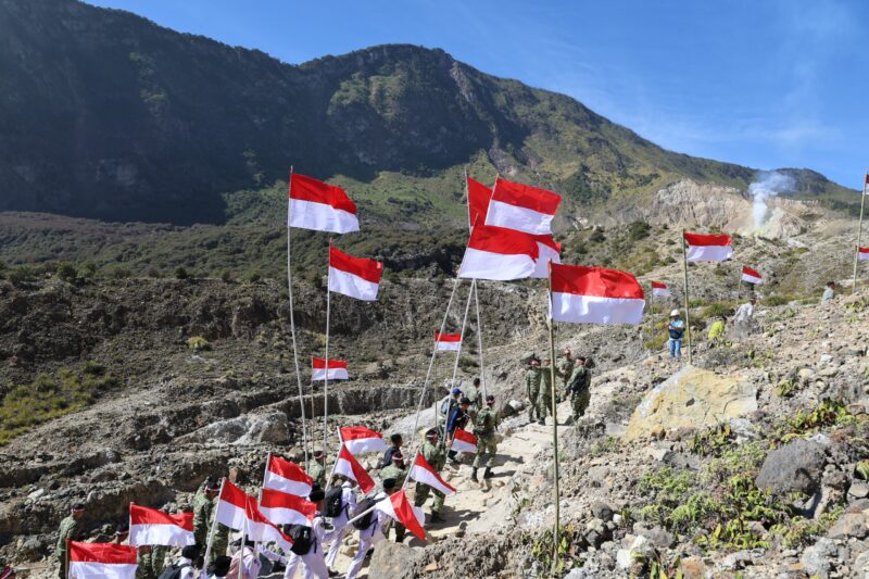 Dalam rangka memeriahkan Peringatan HUT ke-81 Kemerdekaan Republik Indonesia, dilaksanakan kegiatan megah Pembentangan Bendera Merah Putih sepanjang 1.000 meter serta pemasangan 1.000 bendera kecil di sepanjang bibir Kawah Gunung Papandayan, Kecamatan Cisurupan, Kabupaten Garut, Selasa (18/8). Komandan Kodim 0611/Garut Letkol Inf. Fahrisal Efendi Sinaga, S.I.P., bertindak selaku Koordinator Lapangan yang memastikan seluruh rangkaian kegiatan berjalan tertib, aman, dan lancar.