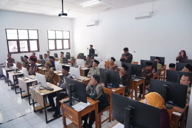 Sebanyak 24 peserta mengikuti Seleksi Kompetensi Calon Pimpinan Badan Amil Zakat Nasional (BAZNAS) Kabupaten Garut periode 2026–2031 yang digelar di MAN 1 Garut, Kecamatan Karangpawitan, Kabupaten Garut, Kamis (20/8/2026).