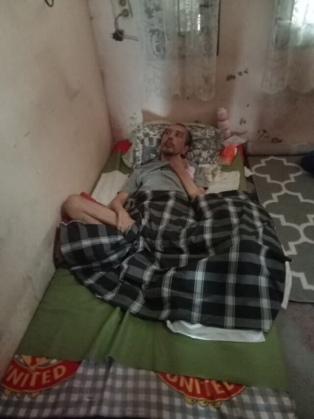 Perjalanan hidup Adi Rahmat tidaklah mudah. Setelah ditinggal kedua orang tuanya, Rahmat yang menderita penyakit stroke harus mendapatkan perawatan dari keluarganya.