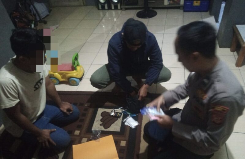 Jajaran Polsek Wanaraja, Polres Garut, mengamankan seorang pria yang diduga terlibat dalam penyimpanan dan peredaran obat-obatan golongan psikotropika di wilayah Kecamatan Wanaraja, Kabupaten Garut.