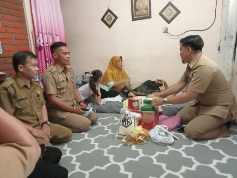 balik keterbatasan hidup yang dijalani, Adi Rahmat, warga Kampung Pinggirjati, Kelurahan Karangmulya, Kecamatan Karangpawitan, Kabupaten Garut, masih menyimpan harapan untuk bisa mendapatkan perawatan dan kehidupan yang lebih layak.
