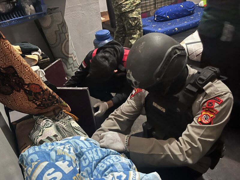 (Lapas) Kelas IIA Garut menggelar razia gabungan bersama Aparat Penegak Hukum (APH) pada malam hari sebagai langkah konkret memperkuat deteksi dini terhadap potensi gangguan keamanan dan ketertiban di lingkungan pemasyarakatan. Kegiatan tersebut melibatkan unsur TNI, Polri, Badan Narkotika Nasional Kabupaten (BNNK), serta pegawai Balai Pemasyarakatan (Bapas) Garut.