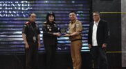 Bupati Garut, Abdusy Syakur Amin, menghadiri acara pemberian apresiasi dari PT Bank Intan Jabar (BIJ) kepada Kejaksaan Negeri (Kejari) Garut di Ruang Rapat Kejaksaan Negeri Garut, Jalan Merdeka, Kecamatan Tarogong Kaler, Kabupaten Garut, Senin (26/10/2026).