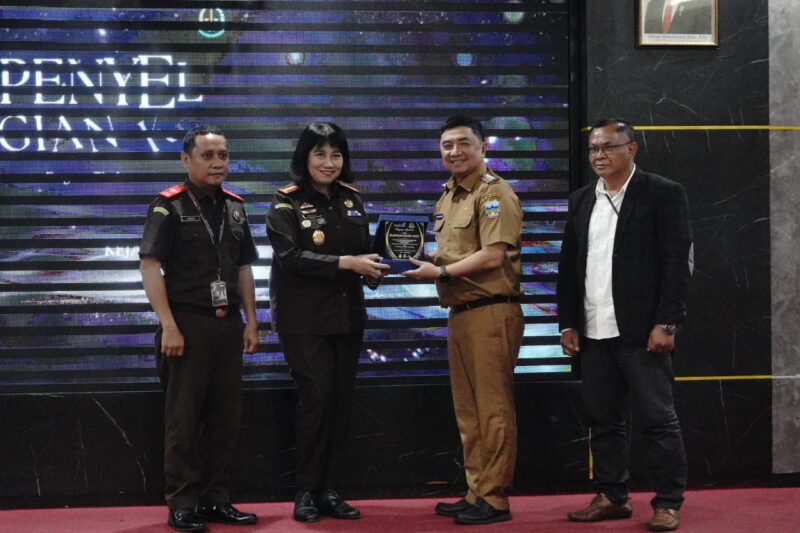 Bupati Garut, Abdusy Syakur Amin, menghadiri acara pemberian apresiasi dari PT Bank Intan Jabar (BIJ) kepada Kejaksaan Negeri (Kejari) Garut di Ruang Rapat Kejaksaan Negeri Garut, Jalan Merdeka, Kecamatan Tarogong Kaler, Kabupaten Garut, Senin (26/10/2026).