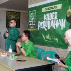 Ketua Dewan Pimpinan Cabang (DPC) Partai Kebangkitan Bangsa (PKB) Kabupaten Garut, H. Subhan Fahmi, S.IP., menghadiri kegiatan Sekolah Kader Perubahan (LKN) sekaligus agenda Musyawarah Ranting (Musran) yang digelar di Kecamatan Karangtengah, Kabupaten Garut.Kamis(08/10/2026)foto(Ihsan)